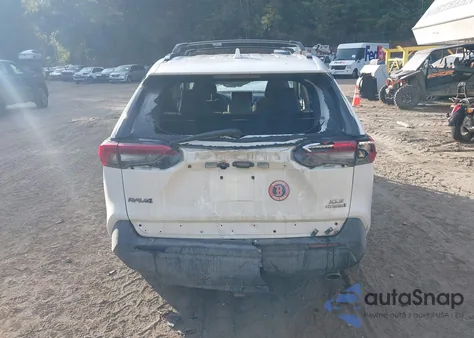 2020 Toyota Rav4 Hybrid Xle z USA, uszkodzony, nr VIN 2T3RWRFV6LW087688